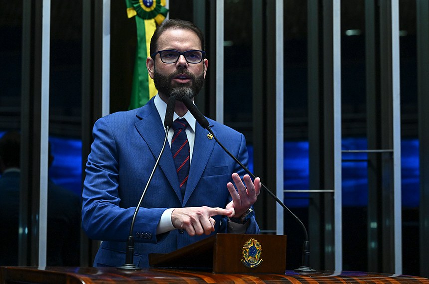 À tribuna, em discurso, senador Jorge Seif (PL-SC). 