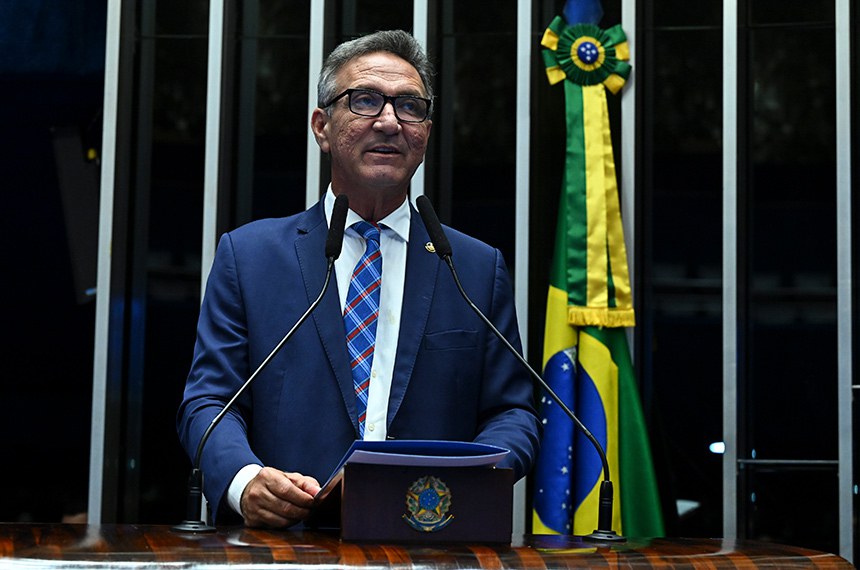 Em discurso, à tribuna, senador Lucas Barreto (PSD-AP).