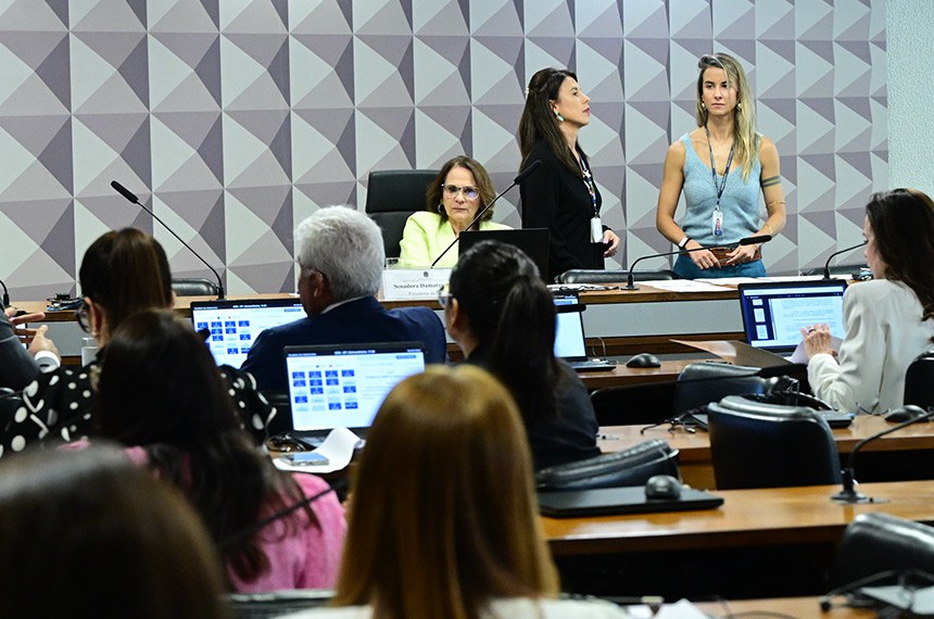 À mesa, presidente da CDH, senadora Damares Alves (Republicanos-DF).