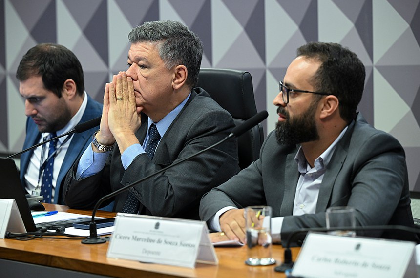 Mesa: 
coordenador de Comissões Especiais, Temporárias e Parlamentares de Inquérito (Coceti), Leandro Augusto de Araújo Cunha Bueno; 
presidente da CPMI - INSS, senador Carlos Viana (Podemos-MG); 
assessor do presidente da Confederação Nacional dos Agricultores Familiares e Empreendedores Familiares Rurais (Conafer), Cícero Marcelino de Souza Santos.