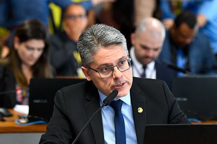 À bancada, em pronunciamento, relator do PL 2.687/2022, senador Alessandro Vieira (MDB-SE).