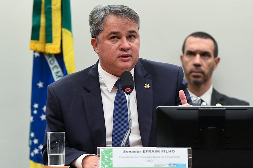 À mesa, presidente da CMO, senador Efraim Filho (União-PB), conduz reunião.