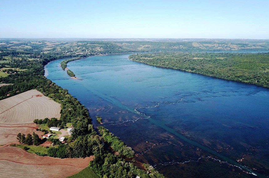 Na localidade de Três Pedras, interior de Novo Machado, basta passar o canalão, que é possível atravessar o rio Uruguai a pé, caminhando sobre as pedras emersas do rio Uruguai, num percurso de apenas 500 metros de distância.