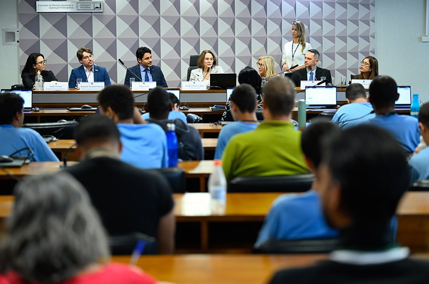 Mesa: 
presidente do Instituto DNA Saúde, Santusa Santana;
professor adjunto do curso de arquitetura e urbanismo da UnB e Coordenador do Laboratório de Prototipagem, Inovação e Sistemas (LAPIS) da FAU/UnB, Renan do Nascimento Balzani;
presidente da Câmara Brasileira de Tecnologias Educacionais (CBTE), Wallas Nunes.
presidente da CDH, senadora Damares Alves (Republicanos-DF); 
presidente da Federação Brasileira das Associações de Doenças Raras (Febrararas), Lauda Vieira dos Santos;
presidente da Associação Lelê de Agenesia de Membros e autor da lei n° 6918/2021 do Distrito Federal, que institui e inclui no calendário oficial de eventos do Distrito Federal o Dia da Conscientização da Agenesia de Membros, Ricardo Fabris Paulin;
defensora pública - coordenadora do Núcleo de Defesa e Direitos Humanos da Defensoria Pública do Distrito Federal, Amanda Cristina Ribeiro Fernandes.