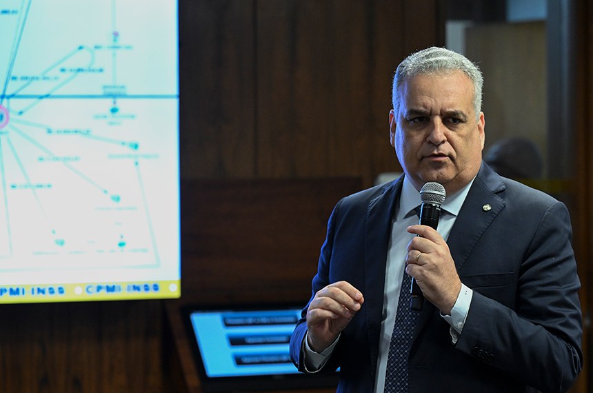 Mesa: 
relator da CPMI - INSS, deputado Alfredo Gaspar (União-AL), de pé.