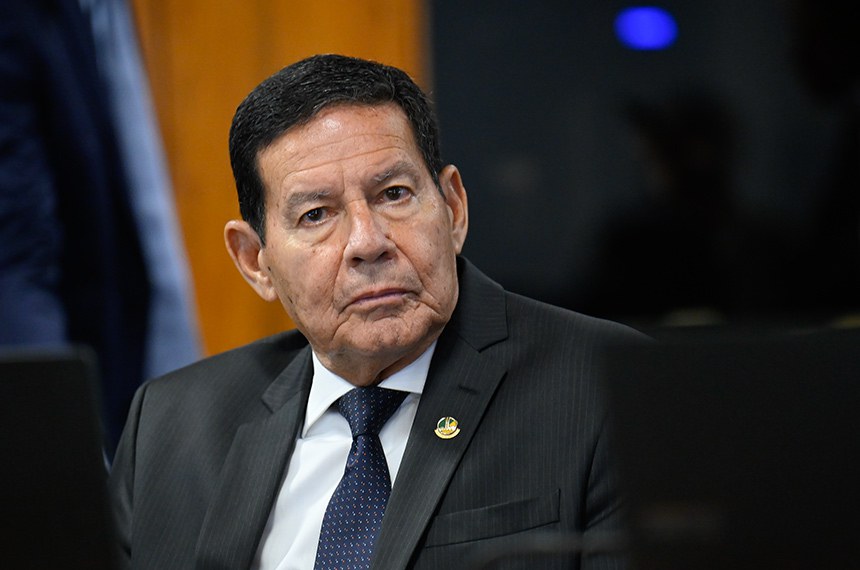 Senador Hamilton Mourão (Republicanos-RS) à bancada.
