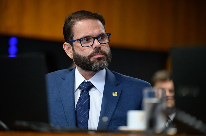 Em destaque, à bancada, senador Jorge Seif (PL-SC).