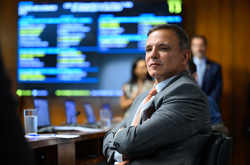 Senador Marcio Bittar (PL-AC) à bancada.