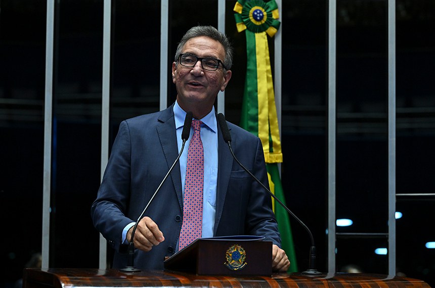 À tribuna, em discurso, senador Lucas Barreto (PSD-AP). 