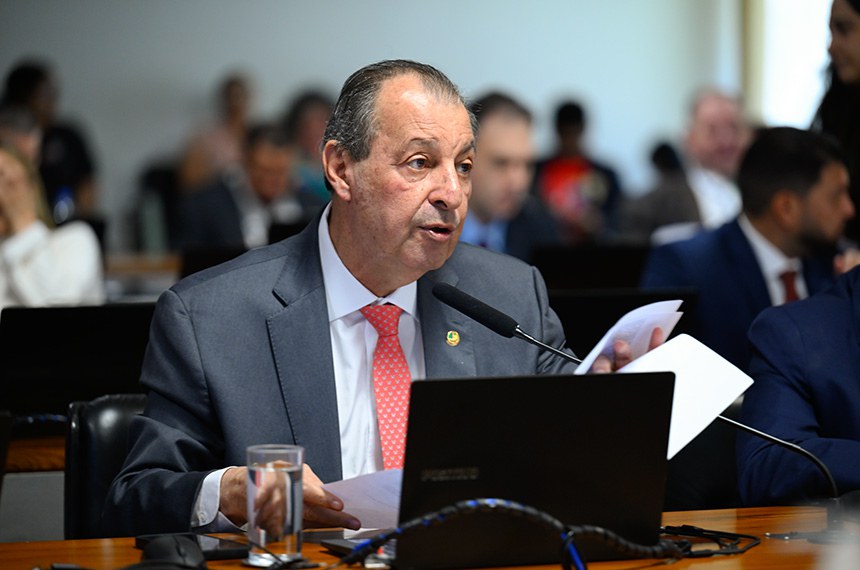 Em pronunciamento, à bancada, senador Omar Aziz (PSD-AM).