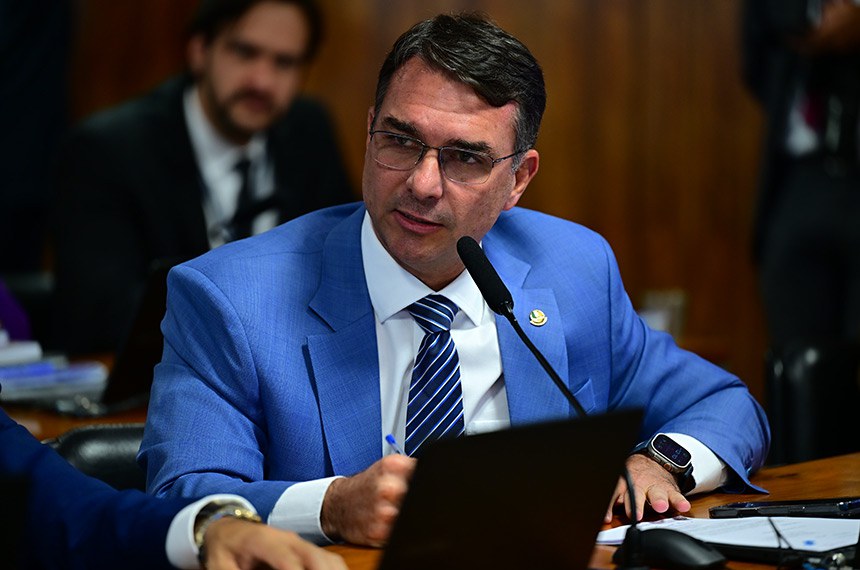 Em pronunciamento, à bancada, relator da SUG 6/2021, senador Flávio Bolsonaro (PL-RJ).