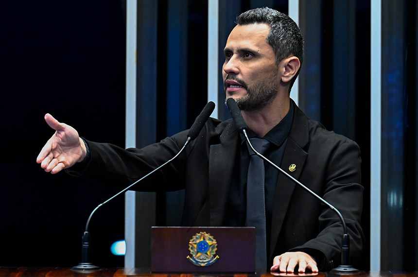 À tribuna, em discurso, senador Cleitinho (Republicanos-MG). 