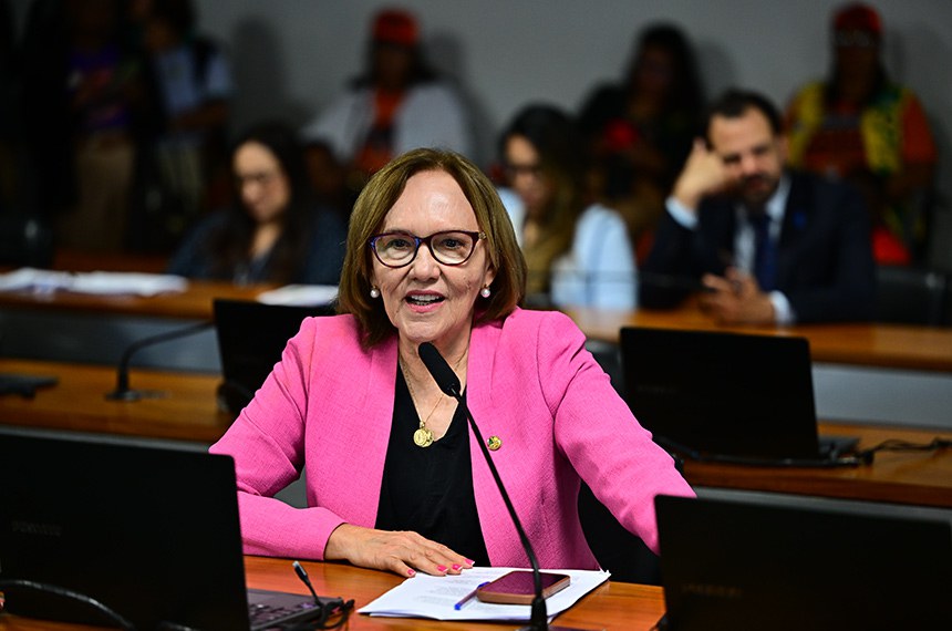 Em pronunciamento, à bancada, senadora Zenaide Maia (PSD-RN).
