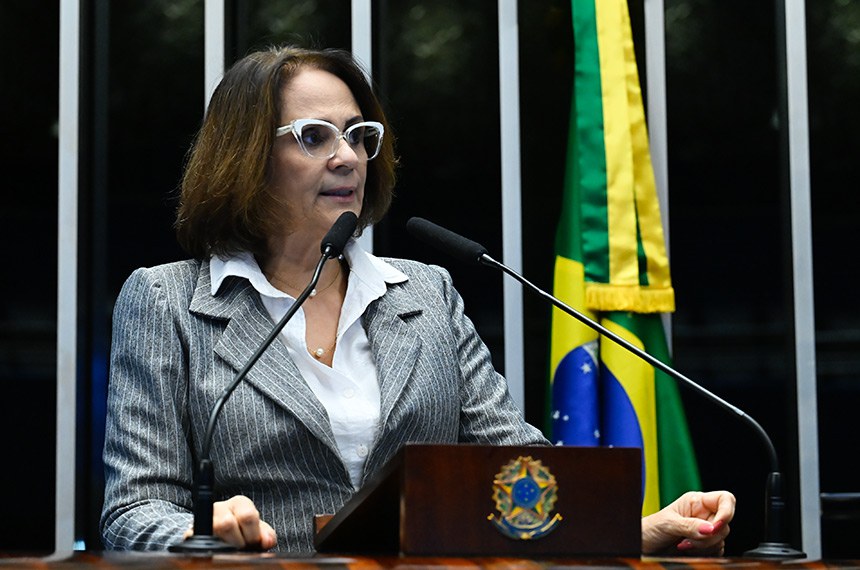 À tribuna, em discurso, senadora Damares Alves (Republicanos-DF). 