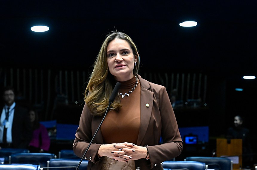 Em pronunciamento, à bancada, senadora Augusta Brito (PT-CE).