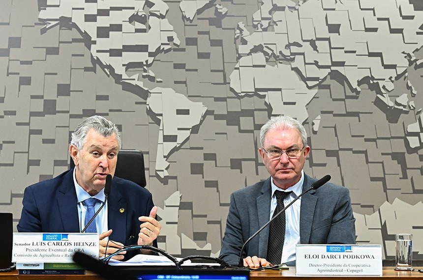 Mesa: 
presidente eventual da CRA, senador Luis Carlos Heinze (PP-RS), conduz audiência; 
diretor-presidente da Cooperativa Agroindustrial (Copagril), Eloi Darci Podkowa.