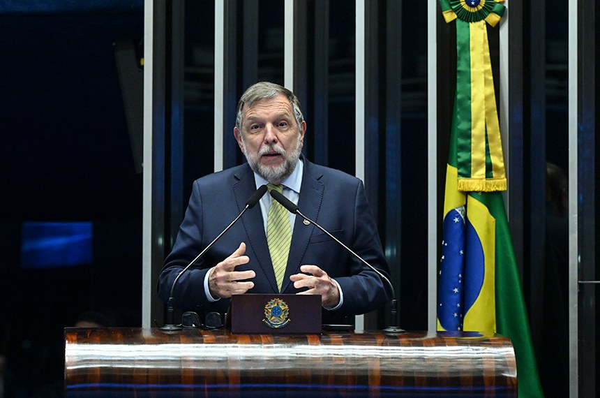 Em discurso, à tribuna, senador Flávio Arns (PSB-PR).