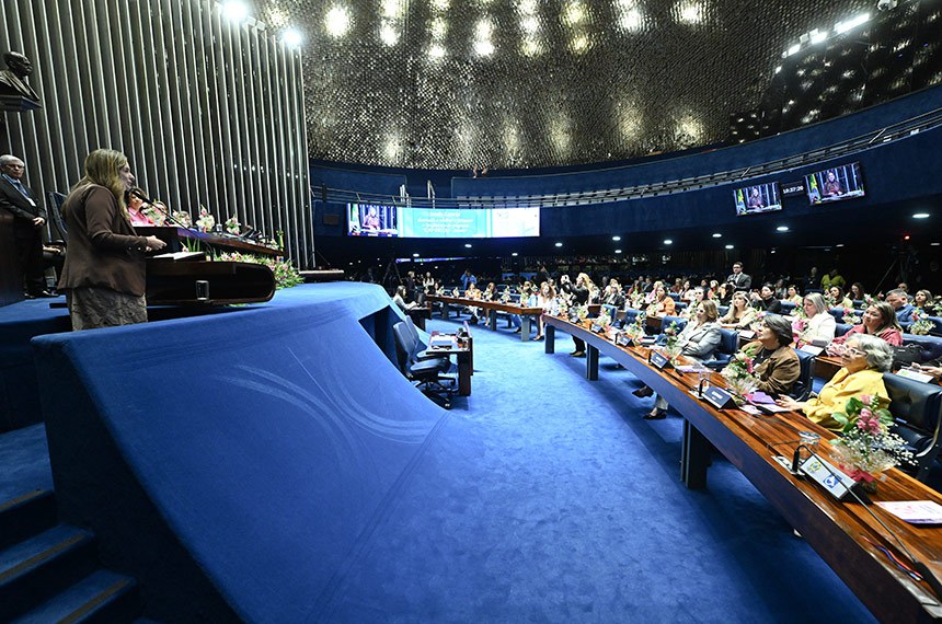 Presidente e requerente desta sessão, procuradora da Mulher no Senado, senadora Augusta Brito (PT-CE) em discurso à bancada.