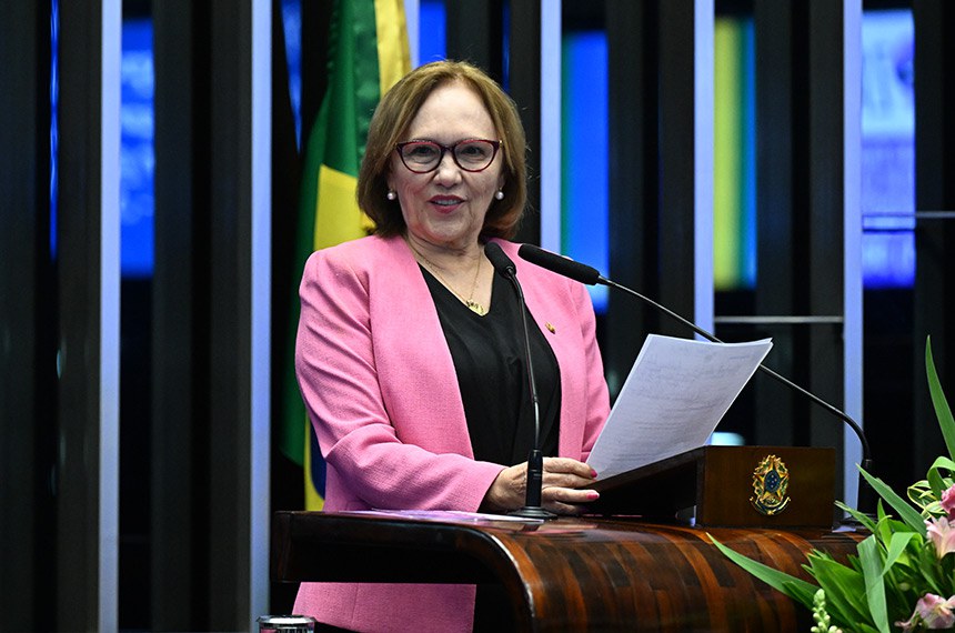 Em discurso, à tribuna,  senadora Zenaide Maia (PSD-RN).