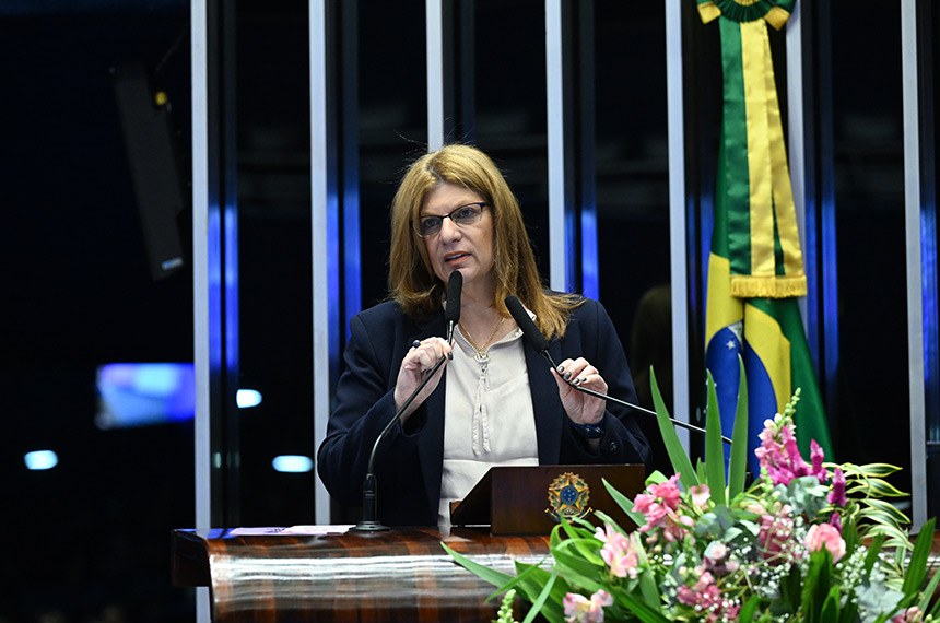 Diretora-geral do Senado Federal, Ilana Trombka em discurso à tribuna.