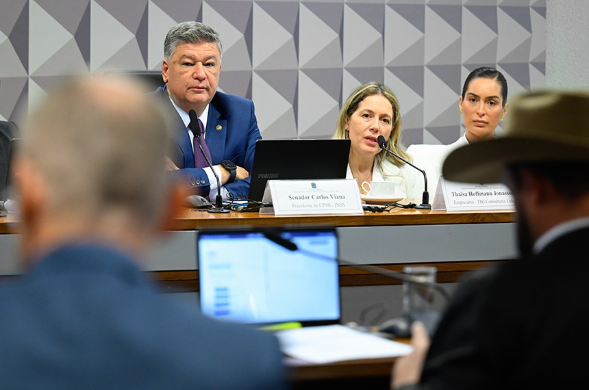 Mesa: 
presidente da CPMI - INSS, senador Carlos Viana (Podemos-MG), conduz depoimento; 
empresária da THJ Consultoria Ltda, Thaisa Hoffmann Jonasson, depoente;
advogada da depoente, Izabella Hernandez Borges.