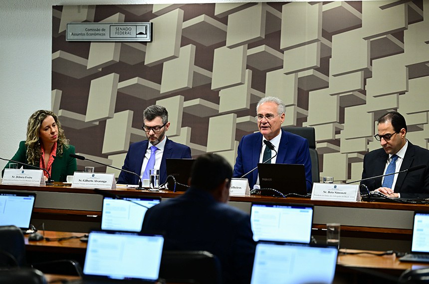 Mesa: 
subsecretária de Política Fiscal, Débora Freire; 
consultor tributário da Confederação Nacional do Comércio de Bens, Serviços e Turismo, Gilberto Alvarenga; 
presidente da CAE, senador Renan Calheiros (MDB-AL), conduz audiência;
presidente da Ordem dos Advogados do Brasil, Beto Simoneti.