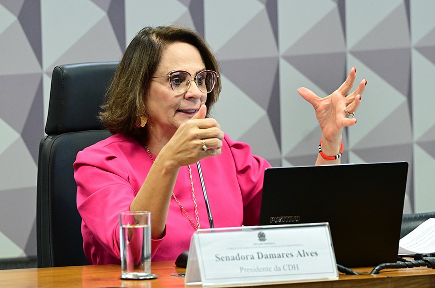 Mesa: 
presidente da CDH, senadora Damares Alves (Republicanos-DF), em pronunciamento.
