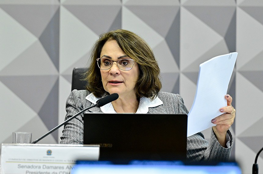 Mesa: 
presidente eventual da CASCANCER, senadora Damares Alves (Republicanos-DF) - em pronunciamento.