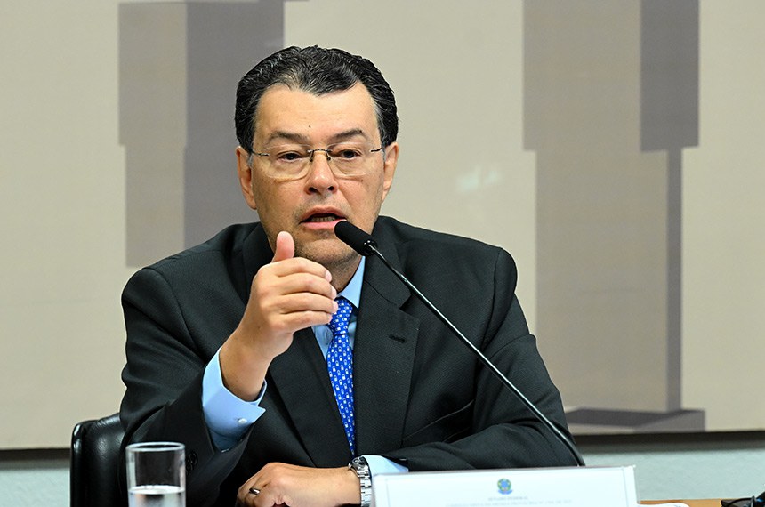 Mesa: 
relator da CMMPV 1.304/2025, senador Eduardo Braga (MDB-AM) - em pronunciamento.