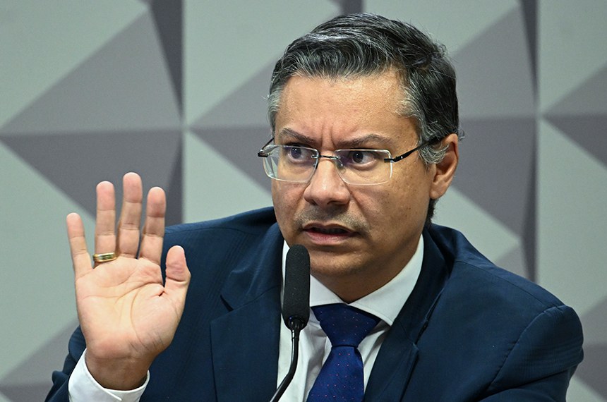 À mesa, em pronunciamento, ex-procurador-geral do Instituto Nacional do Seguro Social (INSS), Virgílio Antônio Ribeiro de Oliveira Filho.