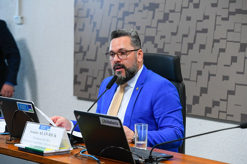 À mesa, presidente da CRA, senador Alan Rick (União-AC), conduz reunião.