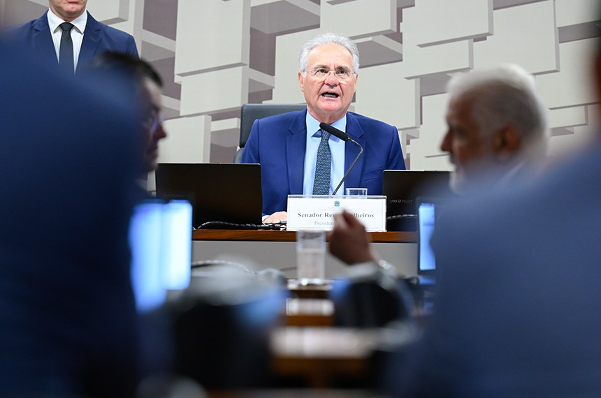Mesa: 
presidente da CAE, senador Renan Calheiros (MDB-AL).
