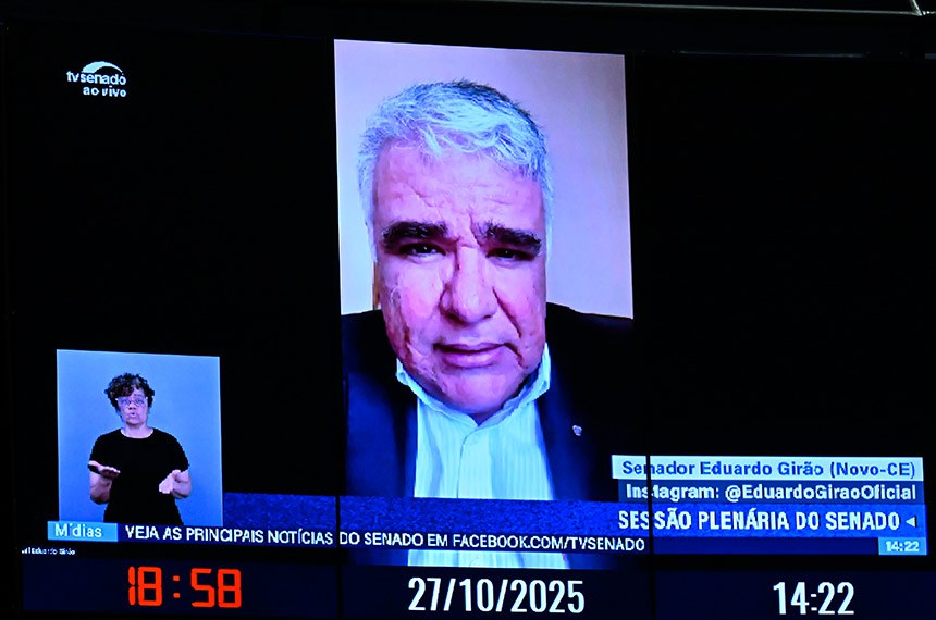 Telão exibe, pronunciamento, via videoconferência, senador Eduardo Girão (Novo-CE).