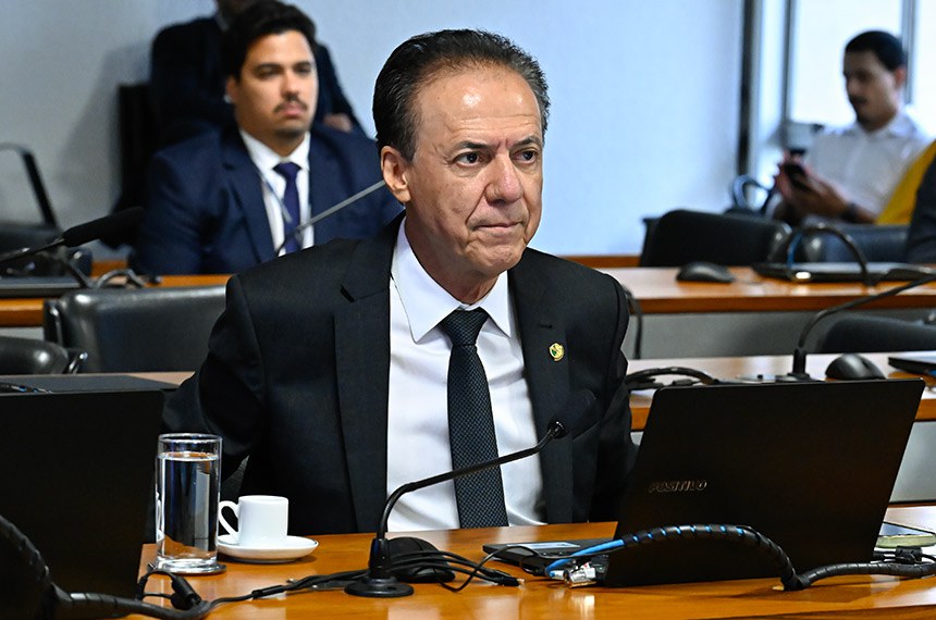 Em pronunciamento, à bancada, senador Pedro Chaves (MDB-GO).