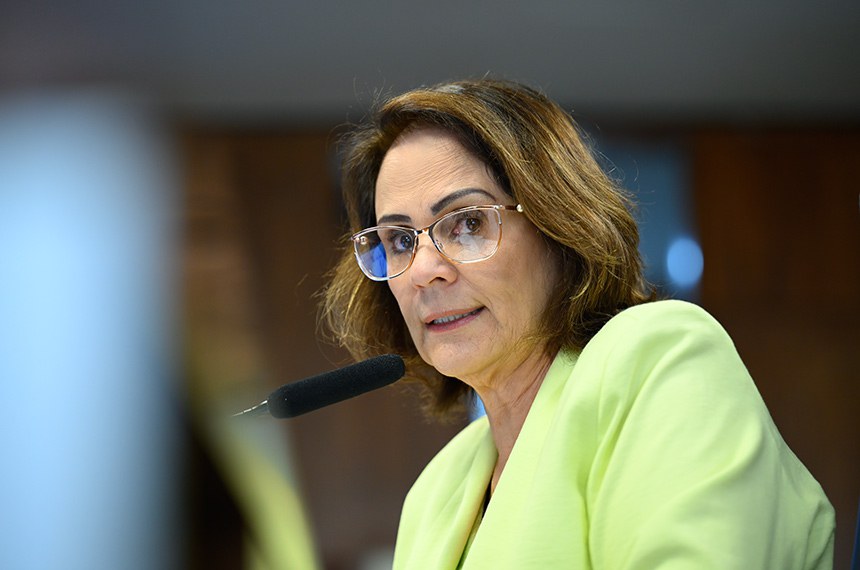 Mesa: 
presidente da CDH, senadora Damares Alves (Republicanos-DF) - em pronunciamento.