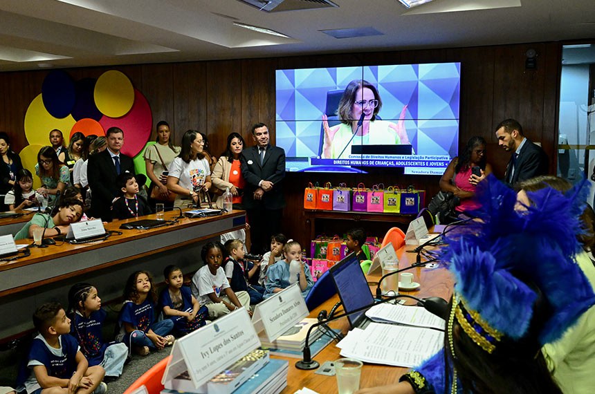 Telão exibe, presidente da CDH, senadora Damares Alves (Republicanos-DF), conduz audiência.