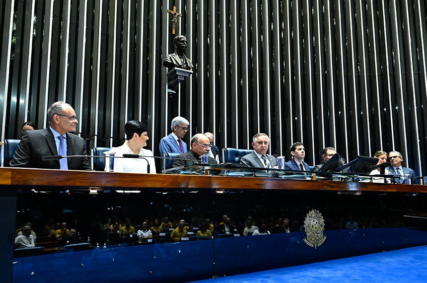 Mesa: 
responsável pela Super Região Brasil, do Movimento das Equipes de Nossa Senhora, José Rubens Correa de Almeida; 
responsável pela Super Região Brasil, do Movimento das Equipes de Nossa Senhora, Roselene de Oliveira Almeida; 
bispo da Diocese de Barra do Garças/MT, Paulo Renato Fernandes Gonçalves de Campos; 
presidente e requerente desta sessão, senador Izalci Lucas (PL-DF); 
secretário desta sessão; 
representante da Conferência Nacional dos Bispos do Brasil (CNBB) e sacerdote conselheiro espiritual responsável da região Brasília, Jânison de Sá Santos; 
responsável pela Ligação da Zona América e da Equipe Responsável Internacional, Cristiane Marson Brito; 
responsável pela Ligação da Zona América e da Equipe Responsável Internacional, Luiz Antônio Perrone Ferreira de Brito.