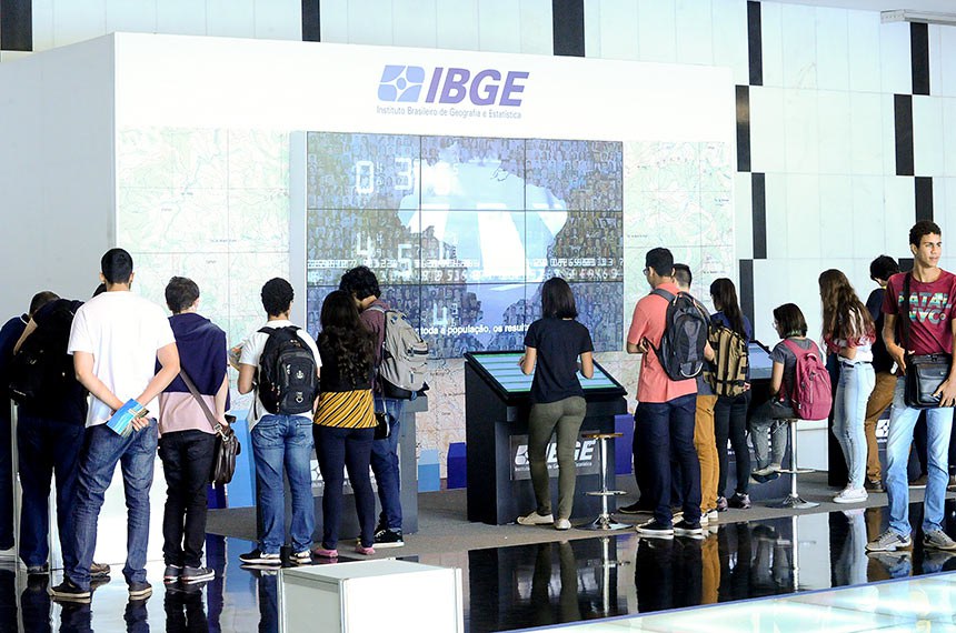 Também estão disponíveis totens para navegação nas ferramentas digitais do IBGE, que é o principal provedor de dados e informações oficiais sobre o País e atende a diversos segmentos da sociedade.