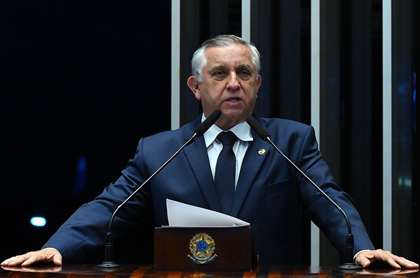 À tribuna, em discurso, senador Izalci Lucas (PL-DF). 