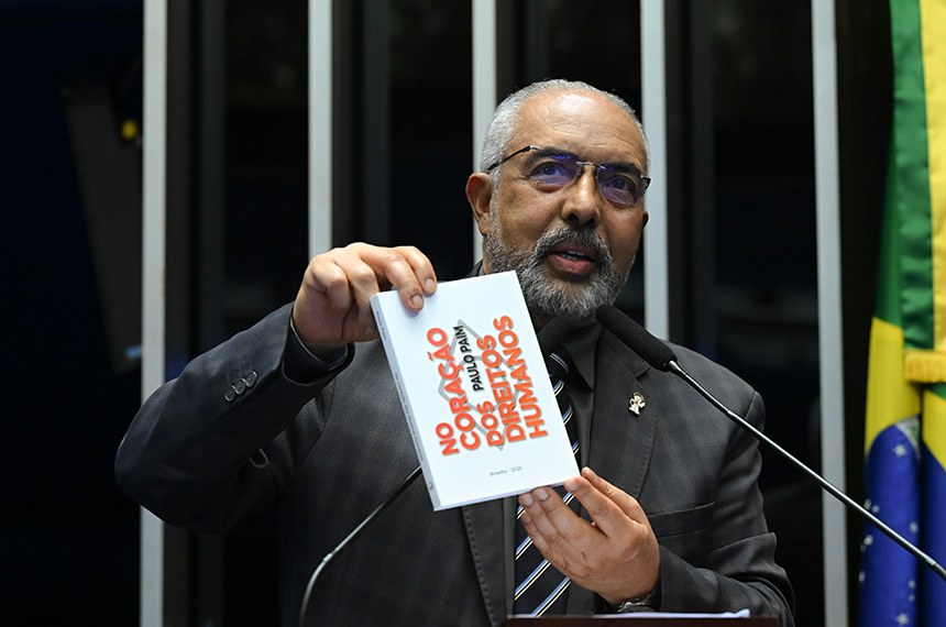 Senador Paulo Paim (PT-RS) em discurso à tribuna.