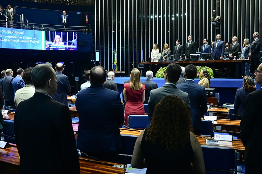 Mesa: 
advogada-geral do Senado Federal, Gabrielle Tatith Pereira;
diretora-geral do Senado Federal, Ilana Trombka;
ministro do Tribunal de Contas da União (TCU), Bruno Dantas;
presidente e requerente desta sessão, senador Rodrigo Pacheco (PSD-MG);
secretário desta sessão;
secretário-geral da Mesa do Senado Federal, Danilo Augusto Barboza de Aguiar;
consultor-geral da Consultoria Legislativa do Senado Federal, Paulo Henrique de Holanda Dantas;
coordenadora-geral da Consultoria Legislativa do Senado Federal, Roberta Assis;
consultor-geral de Orçamentos, Fiscalização e Controle do Senado Federal, Flávio Diogo Luz.
