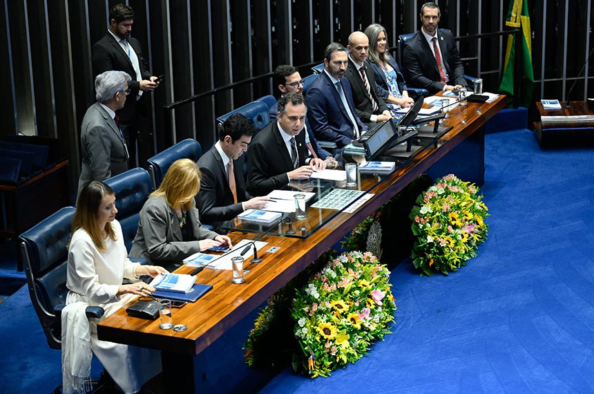 Sessão foi presidida por Rodrigo Pacheco, com a presença de Bruno Dantas, ministro do TCU, da diretora-geral do Senado, Ilana Trombka, do secretário da Mesa, Paulo Henrique Dantas, e dos consultores legislativos - Foto: Andressa Anholete/Agência Senado
