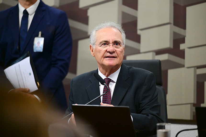 À mesa, presidente da CAE, senador Renan Calheiros (MDB-AL), conduz reunião.