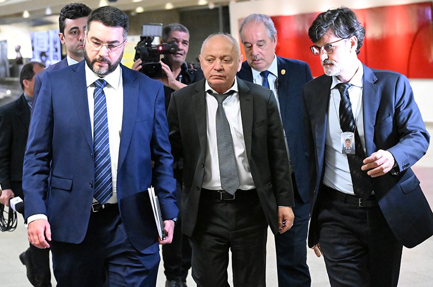 Presidente da Confederação Brasileira dos Trabalhadores da Pesca e Aquicultura (CBPA), Abraão Lincoln Ferreira da Cruz, deixa a sala da CPMI escoltado pela Polícia do Senado após receber voz de prisão. 