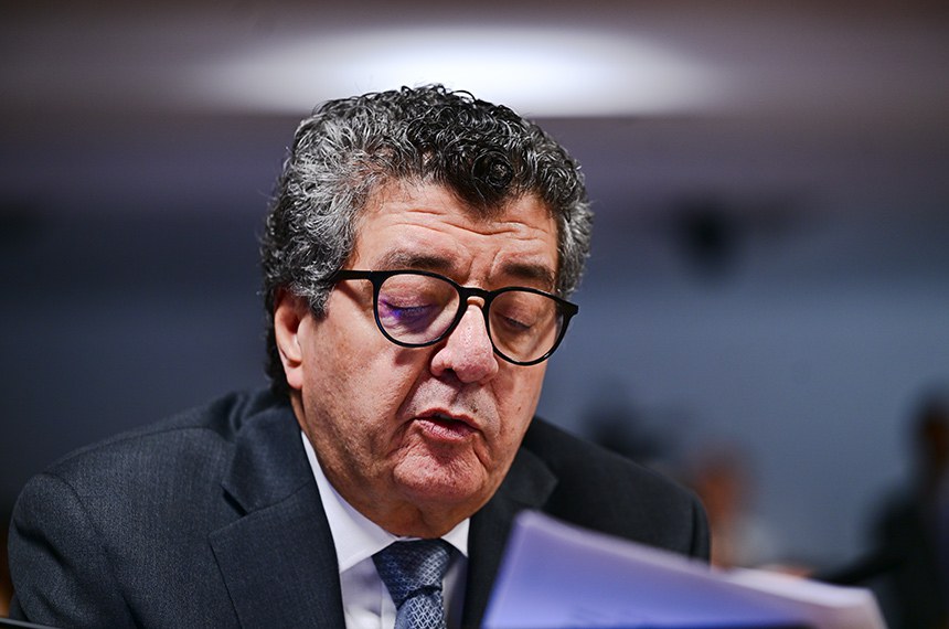 À bancada, em pronunciamento, senador Fernando Farias (MDB-AL).