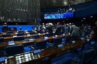 Escolas públicas são obrigadas a fornecer água potável, aprova Senado