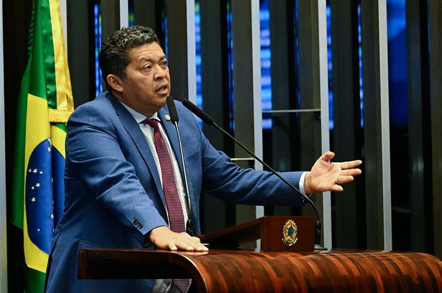 Em discurso, à tribuna, senador Beto Faro (PT-PA).