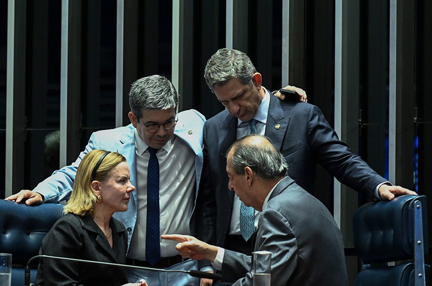 Mesa: 
ministra da Secretaria de Relações Institucionais, Gleisi Hoffmann; 
líder do governo no Congresso Nacional, senador Randolfe Rodrigues (PT-AP); 
senador Rogério Carvalho (PT-SE); 
senador Omar Aziz (PSD-AM).