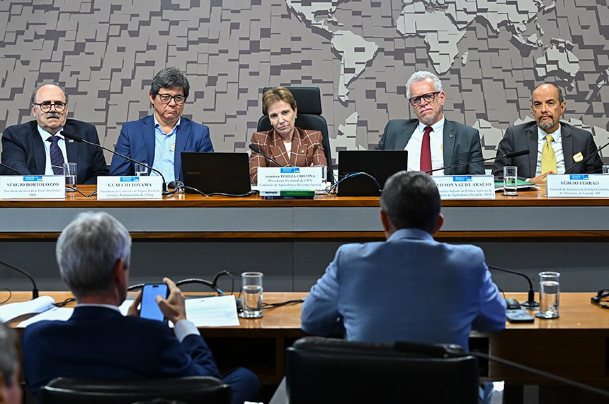 Mesa: 
presidente da Sociedade Rural Brasileira (SRB), Sérgio Luís Bortolozzo; 
presidente da Comissão de Seguro Rural da Federação Nacional de Seguros Gerais (FenSeg) e representante da Confederação Nacional das Seguradoras (CNseg), Glaucio Nogueira Toyama; 
presidente eventual da CRA, senadora Tereza Cristina (PP-MS);
secretário adjunto de Política Agrícola do Ministério da Agricultura e Pecuária, Wilson Vaz de Araújo; 
assessor da Secretaria de Política Econômica do Ministério da Fazenda, Sérgio Ferrão; 
assessor técnico da Confederação da Agricultura e Pecuária do Brasil (CNA), Guilherme Augusto Costa Rios.