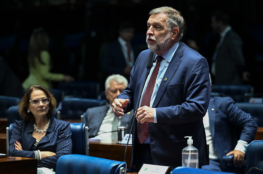 Senador Flávio Arns (PSB-PR) em pronunciamento à bancada.